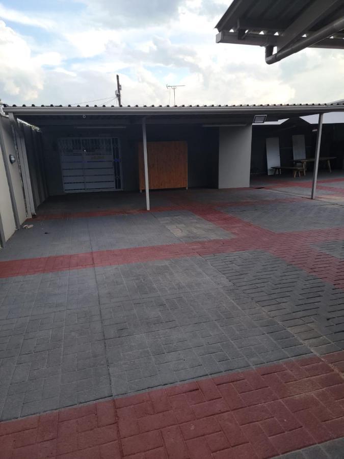 La-Nuel Guest Lodge Boksburg Extérieur photo