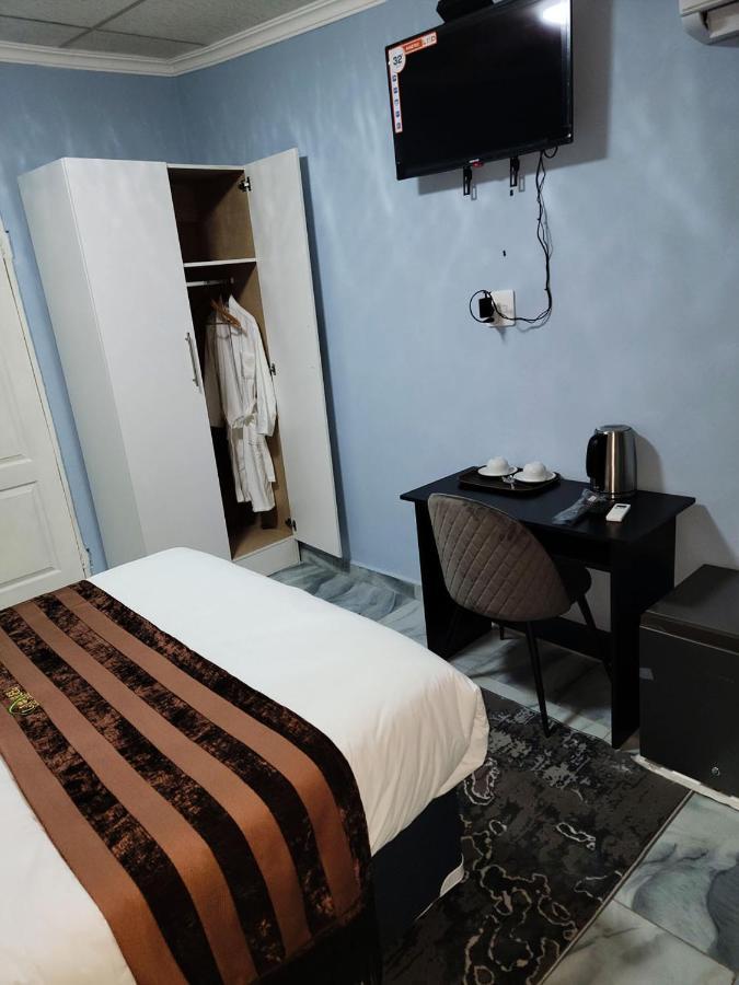 La-Nuel Guest Lodge Boksburg Extérieur photo